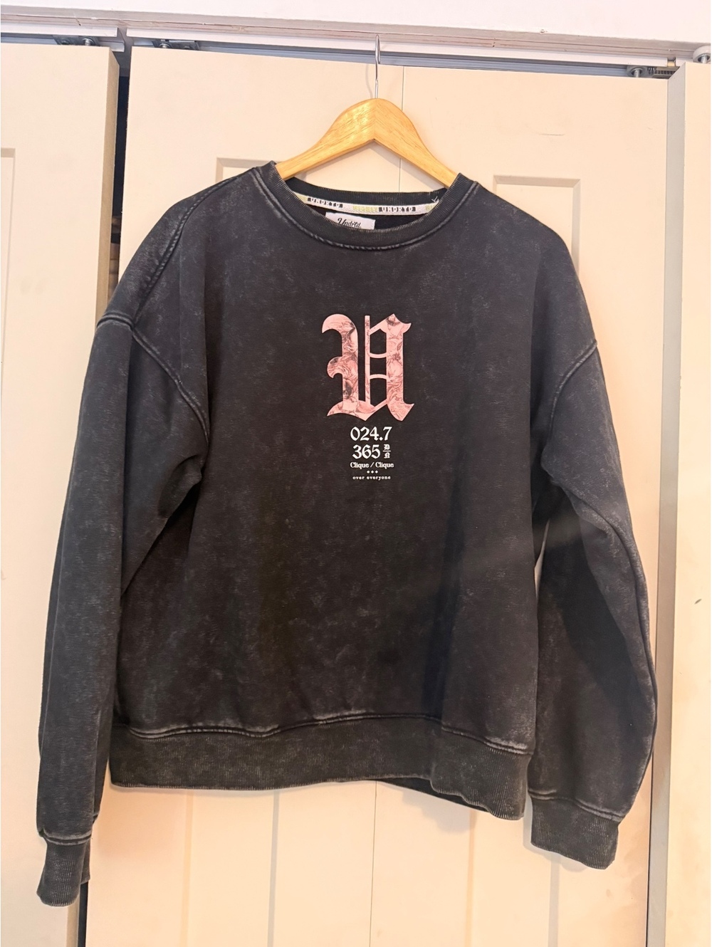 Undrtd acid washed black crewneck pullover sweater gothic letters pink M highly